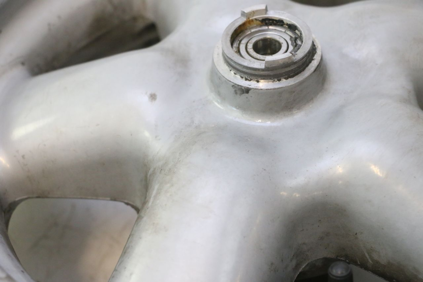 photo de CERCHIO ANTERIORE E PNEUMATICO YAMAHA YP MAJESTY 125 (1998 - 2001) - Zoom sullo stato d'uso