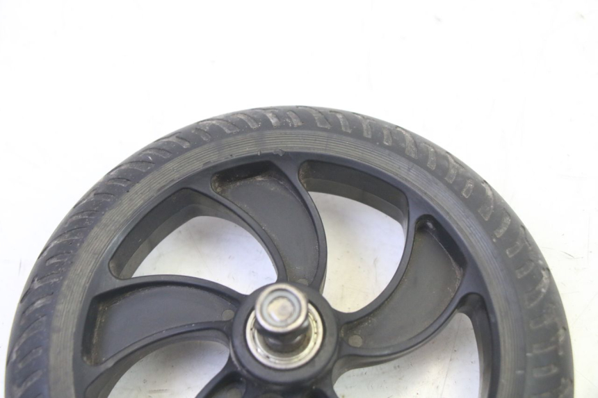 photo de CERCHIO ANTERIORE E PNEUMATICO MOOVWAY Z8 1 - Primo piano tecnico