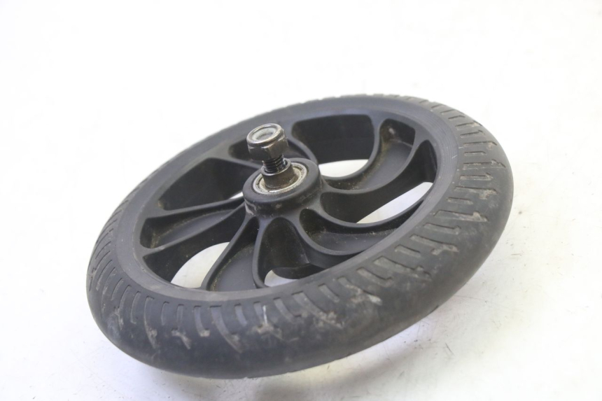 photo de CERCHIO ANTERIORE E PNEUMATICO MOOVWAY Z8 1 - Dettagli dei punti di fissaggio