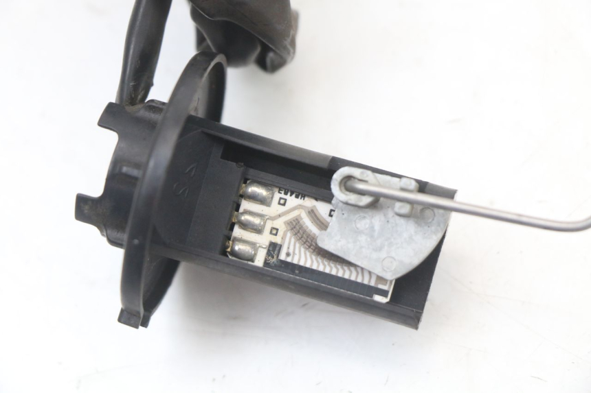 photo de INDICATORE LIVELLO CARBURANTE HONDA FES PANTHEON 2T 125 (1998 - 2002) - Altra angolazione