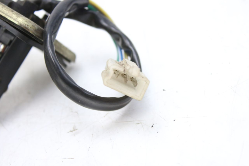 photo de INDICATORE LIVELLO CARBURANTE PEUGEOT V-CLIC VCLIC 50 (2007 - 2013) - Dettagli dei punti di fissaggio