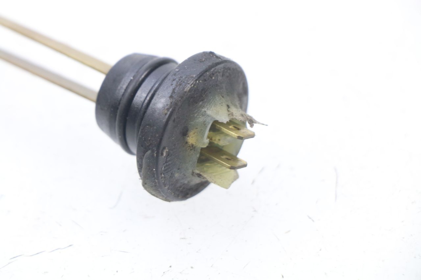 photo de LIVELLO OLIO SERBATOIO PEUGEOT LUDIX 50 (2008 - 2017) - Zoom sullo stato d'uso