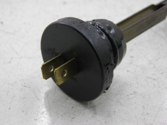 photo de Livello dell'olio nel serbatoio PEUGEOT ELYSEO 50 (2002 - 2004) - Zoom sullo stato d'uso