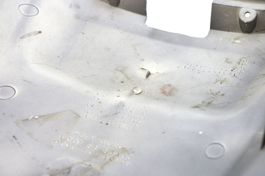 photo de CARENA POSTERIORE CONGIUNZIONE HONDA FJS SILVER WING SILVERWING 400 (2005 - 2008) - Primo piano tecnico