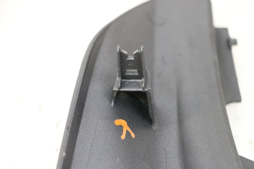 photo de Giunzione carenatura posteriore HONDA PCX (JF57/JF64) 125 (2014 - 2018) - Altra angolazione