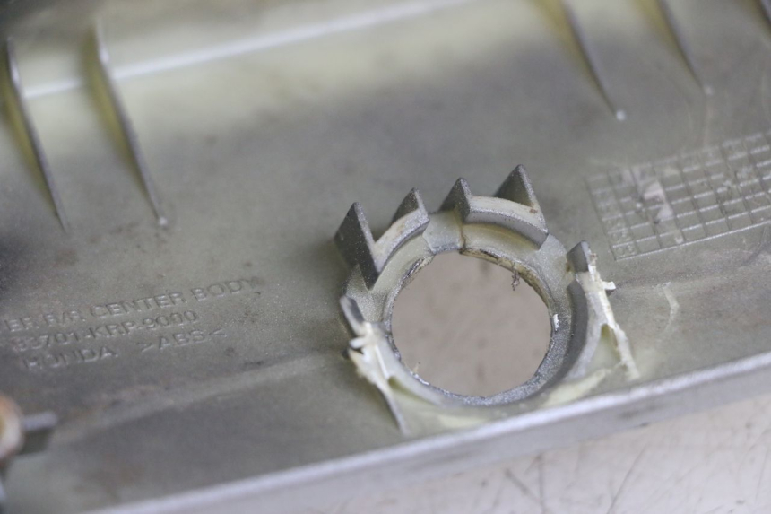 photo de GIUNZIONE PARAFANGO POSTERIORE HONDA SCV LEAD 100 (2003 - 2007) - Dettaglio del componente