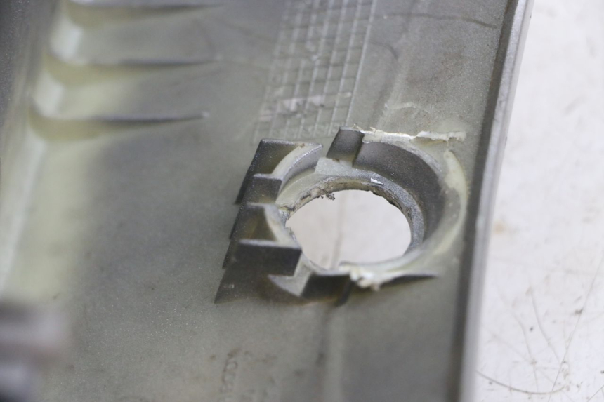 photo de GIUNZIONE PARAFANGO POSTERIORE HONDA SCV LEAD 100 (2003 - 2007) - Zoom sullo stato d'uso