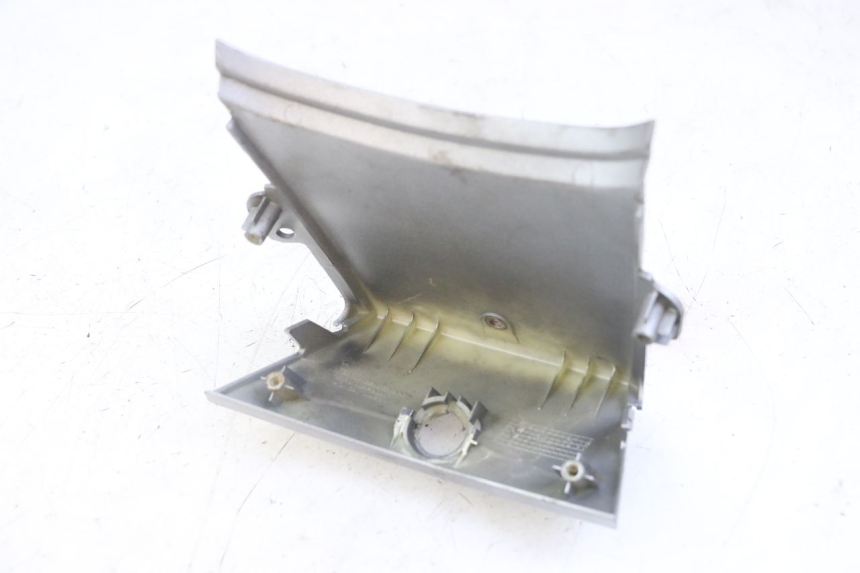 photo de GIUNZIONE PARAFANGO POSTERIORE HONDA SCV LEAD 100 (2003 - 2007) - Primo piano tecnico