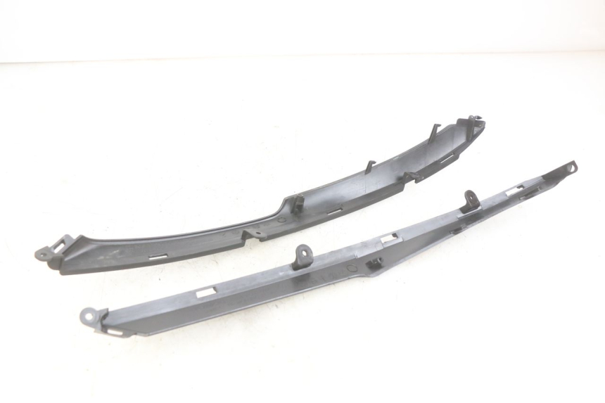 photo de GIUNZIONE PARAFANGO POSTERIORE INFERIORE KYMCO DOWNTOWN ABS 125 (2015 - 2017) - Primo piano tecnico