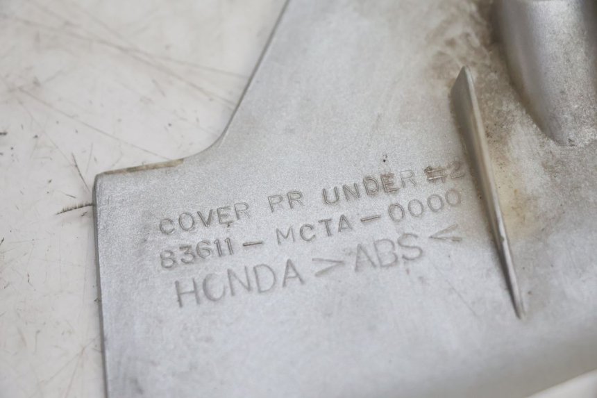 photo de CARENA POSTERIORE CONGIUNZIONE INFERIORE HONDA FJS SILVER WING SILVERWING 400 (2005 - 2008) - Dettagli dei punti di fissaggio