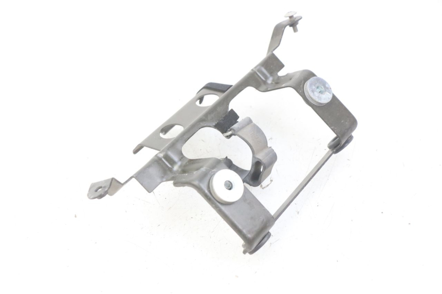 photo de GIUNZIONE PARAFANGO POSTERIORE INFERIORE YAMAHA FZS FAZER 600 (1998 - 2001) - Dettaglio del componente