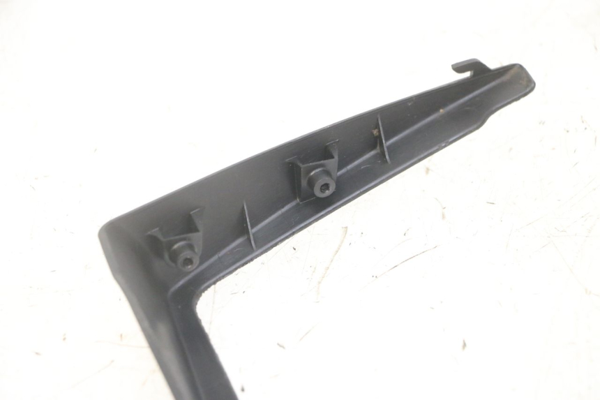 photo de GIUNZIONE CARROZZERIA POSTERIORE INFERIORE SUZUKI GS GSE 500 (2001 - 2003) - Altra angolazione