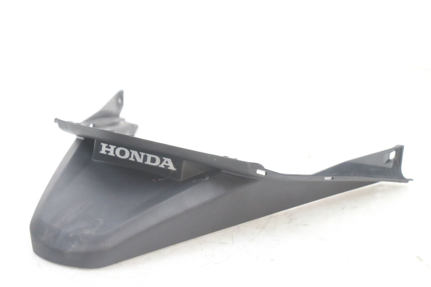photo de Giunzione carenatura posteriore inferiore HONDA PCX (JF57/JF64) 125 (2014 - 2018) - Dettaglio del componente