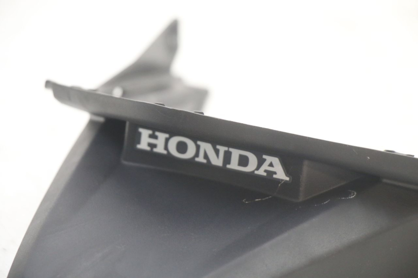 photo de Giunzione carenatura posteriore inferiore HONDA PCX (JF57/JF64) 125 (2014 - 2018) - Zoom sullo stato d'uso