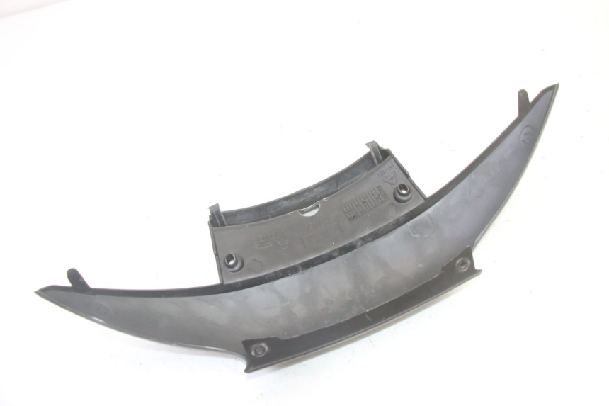 photo de Giunzione carenatura posteriore inferiore PIAGGIO MP3 RL 250 (2006 - 2010) - Primo piano tecnico