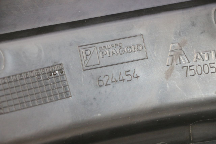 photo de GIUNZIONE PARAFANGO POSTERIORE INFERIORE PIAGGIO MP3 125 (2006 - 2014) - Primo piano tecnico