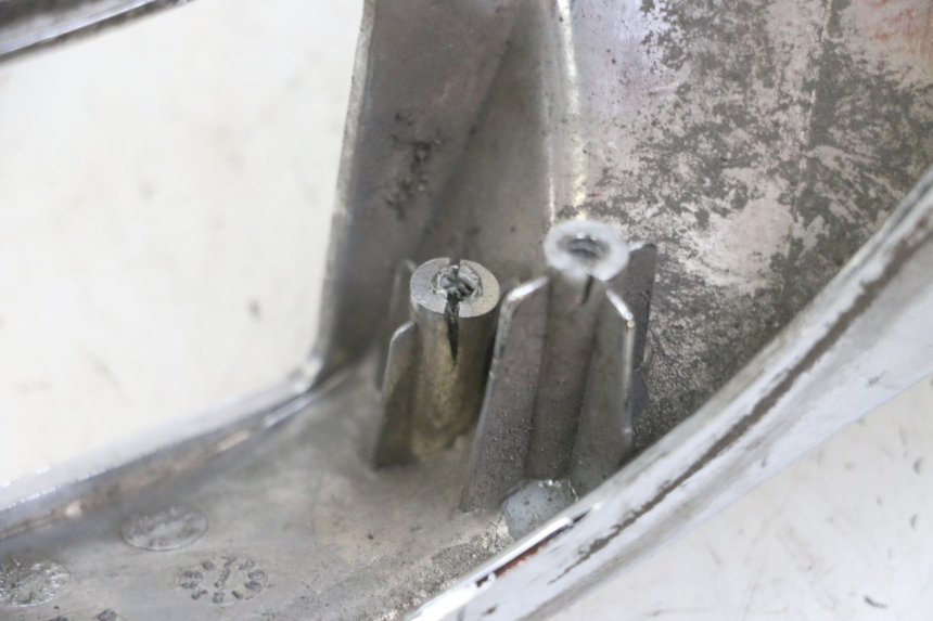 photo de CARENA POSTERIORE CONGIUNZIONE INFERIORE KYMCO LIKE 4T 50 (2019 - 2025) - Zoom sullo stato d'uso