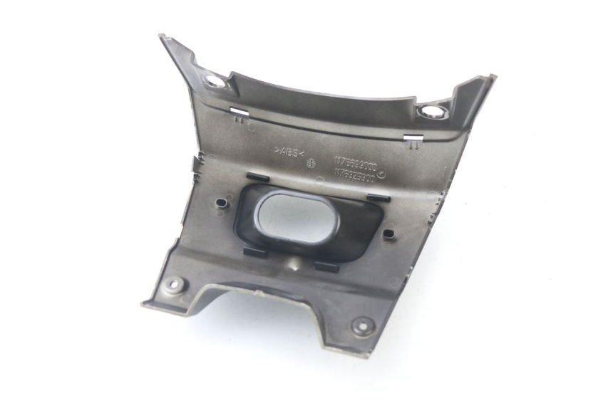 photo de CARENA POSTERIORE CONGIUNZIONE INFERIORE PEUGEOT SATELIS COMPRESSOR K15 125 (2006 - 2009) - Zoom sullo stato d'uso