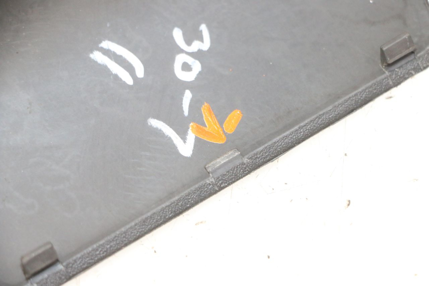 photo de GIUNZIONE CARENATURA POSTERIORE INFERIORE APRILIA SXR 50 (2021 - 2023) - Zoom sullo stato d'uso