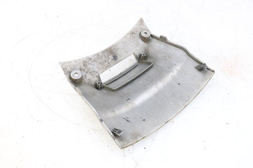 photo de Giunzione carenatura posteriore inferiore PIAGGIO X8 125 (2004 - 2007) - Zoom sullo stato d'uso