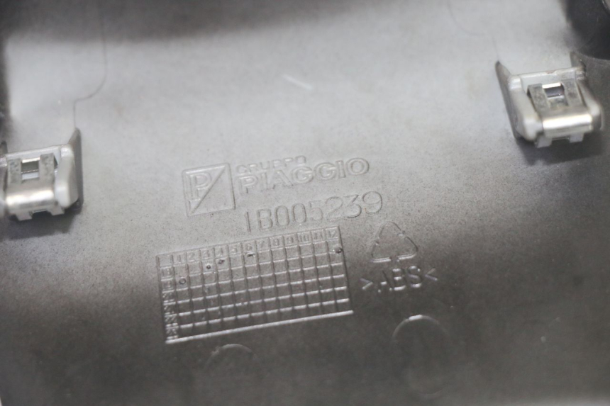 photo de CARENA POSTERIORE CONGIUNZIONE PIAGGIO MP3 HPE 350 (2018 - 2020) - Dettagli dei punti di fissaggio