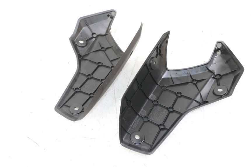 photo de CARENA POSTERIORE CONGIUNZIONE PEUGEOT STREETZONE 4T 50 (2018 - 2023) - Dettaglio del componente