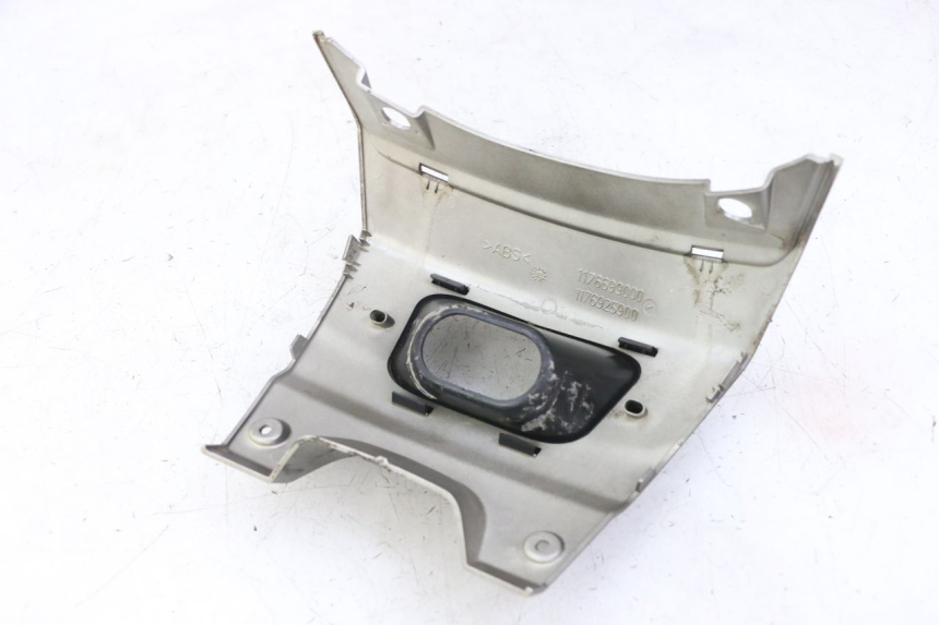 photo de CARENA POSTERIORE CONGIUNZIONE PEUGEOT SATELIS 125 (2013 - 2018) - Zoom sullo stato d'uso