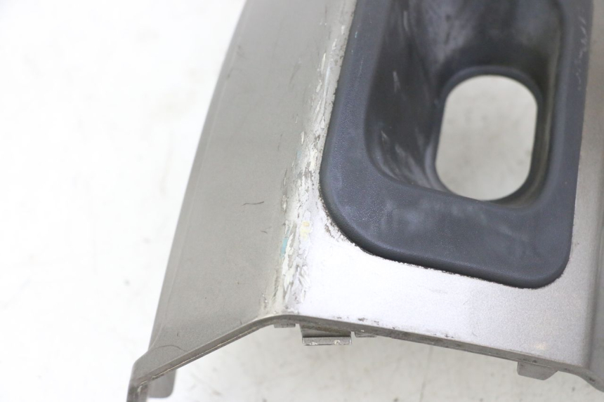 photo de CARENA POSTERIORE CONGIUNZIONE PEUGEOT SATELIS 125 (2013 - 2018) - Dettagli dei punti di fissaggio