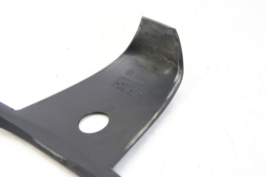 photo de GIUNZIONE PARAFANGO POSTERIORE SUPERIORE PIAGGIO BEVERLY 125 (2010 - 2015) - Altra angolazione