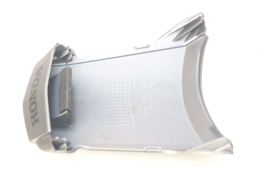 photo de GIUNZIONE PARAFANGO POSTERIORE SUPERIORE HONDA FES PANTHEON 2T 125 (1998 - 2002) - Dettaglio del componente