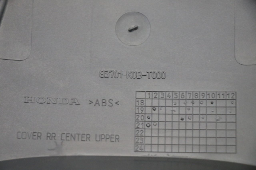 photo de CARENA POSTERIORE CONGIUNZIONE SUPERIORE HONDA FORZA 125 (2021 - 2025) - Marcature e riferimenti originali