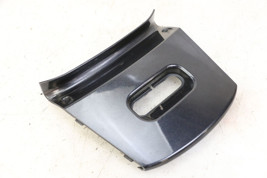 photo de Giunzione carenatura posteriore superiore KYMCO XCITING 500 (2007 - 2010) - Primo piano tecnico