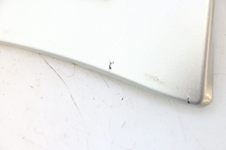 photo de Giunzione carenatura posteriore superiore PIAGGIO MP3 LT 400 (2007 - 2012) - Primo piano tecnico