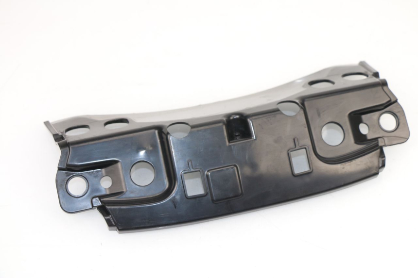 photo de Giunzione carenatura posteriore superiore PIAGGIO MP3 500 (2011 - 2015) - Altra angolazione