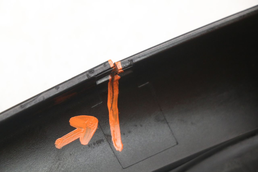 photo de CARENA POSTERIORE CONGIUNZIONE SUPERIORE HONDA PCX (JF28) 125 (2009 - 2011) - Marcature e riferimenti originali