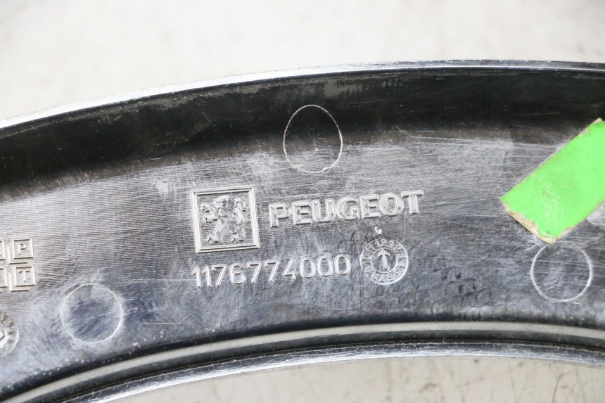 photo de CARENA POSTERIORE CONGIUNZIONE SUPERIORE PEUGEOT SATELIS 125 (2013 - 2018) - Altra angolazione