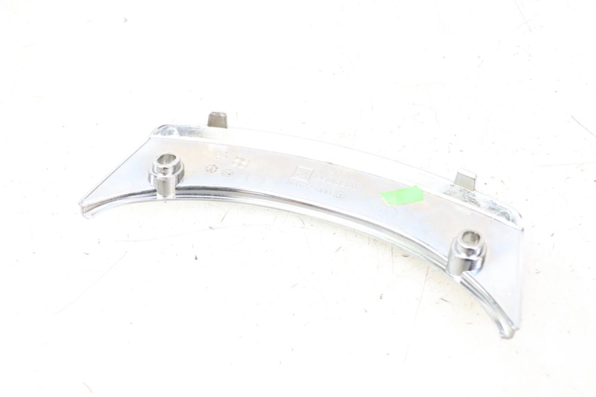 photo de CARENA POSTERIORE CONGIUNZIONE SUPERIORE PEUGEOT SATELIS 125 (2013 - 2018) - Primo piano tecnico