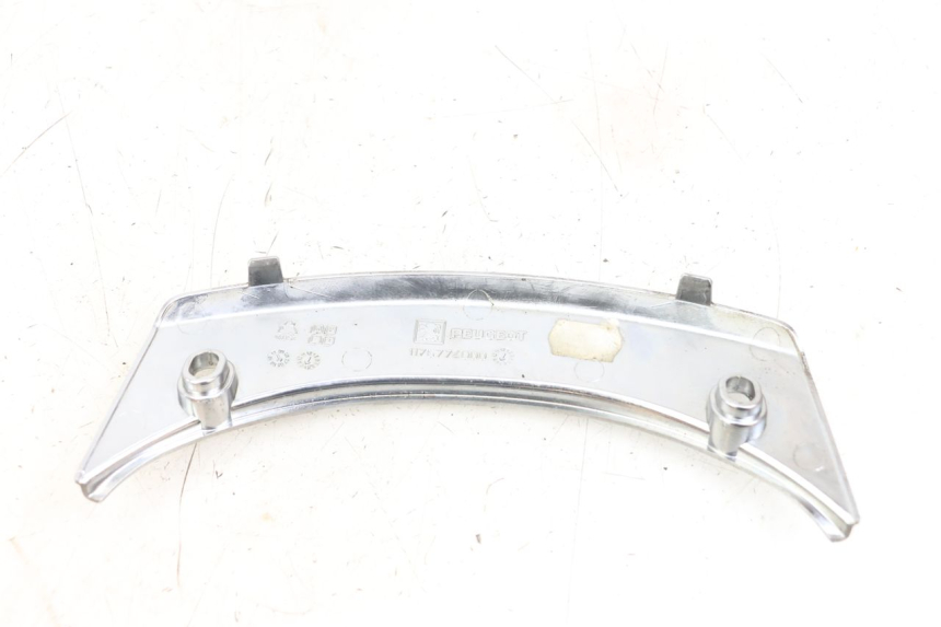 photo de GIUNZIONE PARAFANGO POSTERIORE SUPERIORE PEUGEOT SATELIS 125 (2006 - 2009) - Altra angolazione