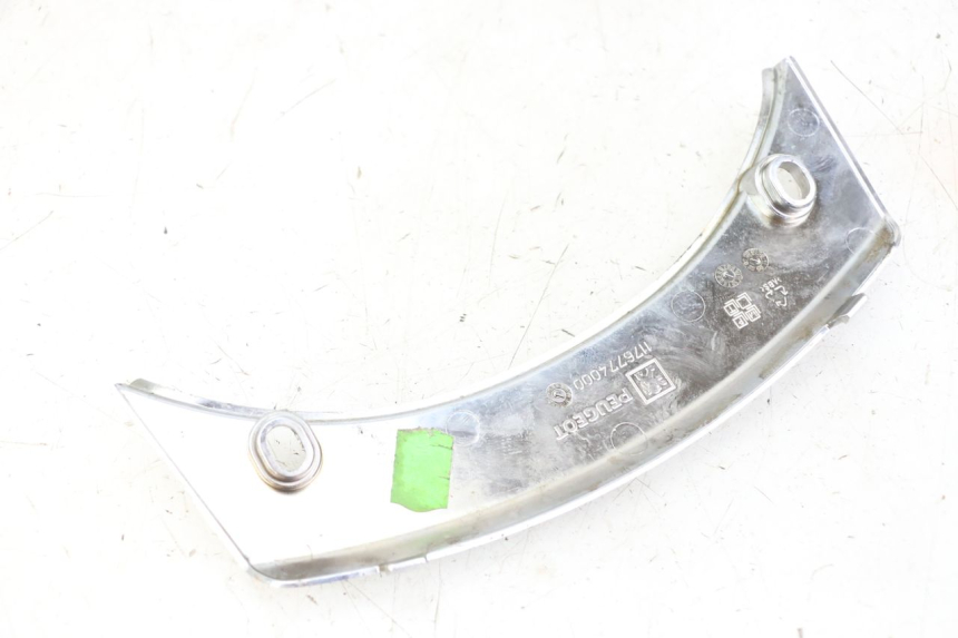 photo de CARENA POSTERIORE CONGIUNZIONE SUPERIORE PEUGEOT SATELIS 125 (2013 - 2018) - Primo piano tecnico