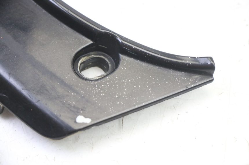 photo de CARENA POSTERIORE CONGIUNZIONE SUPERIORE PEUGEOT SATELIS 125 (2013 - 2018) - Altra angolazione