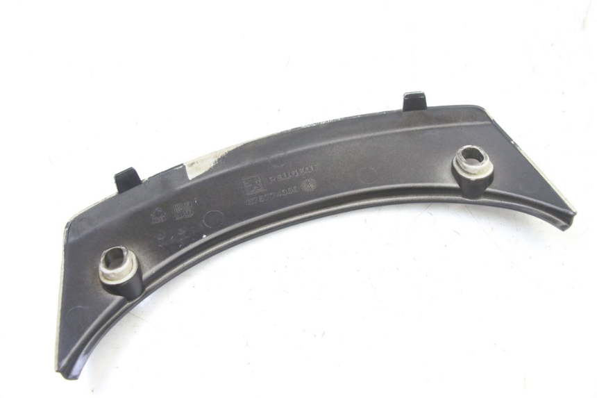 photo de CARENA POSTERIORE CONGIUNZIONE SUPERIORE PEUGEOT SATELIS 125 (2013 - 2018) - Dettagli dei punti di fissaggio