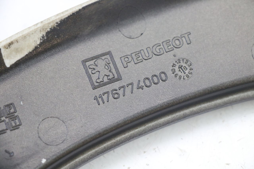 photo de CARENA POSTERIORE CONGIUNZIONE SUPERIORE PEUGEOT SATELIS 125 (2013 - 2018) - Stato della superficie e materiale