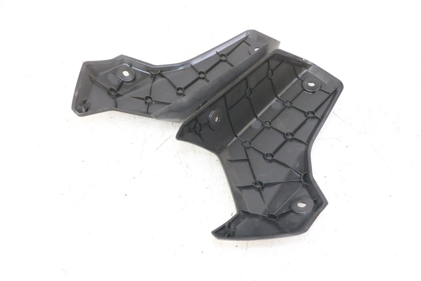 photo de CARENA POSTERIORE CONGIUNZIONE SUPERIORE PEUGEOT STREETZONE I 2T 50 (2018 - 2020) - Dettaglio del componente