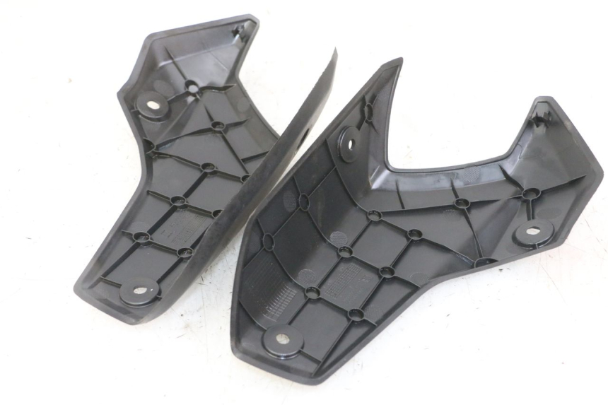 photo de CARENA POSTERIORE CONGIUNZIONE SUPERIORE PEUGEOT STREETZONE I 2T 50 (2018 - 2020) - Zoom sullo stato d'uso