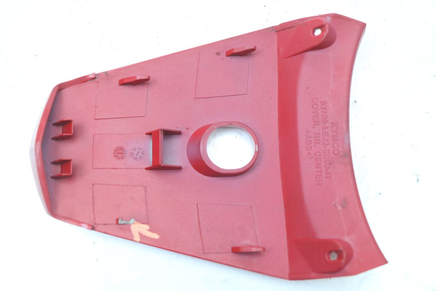 photo de CARENA POSTERIORE CONGIUNZIONE SUPERIORE KYMCO SUPER 8 4T 50 (2021 - 2024) - Primo piano tecnico