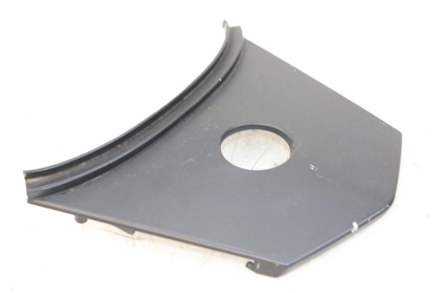 photo de GIUNZIONE PARAFANGO POSTERIORE SUPERIORE SYM JET 14 4T 50 (2018 - 2022) - Dettaglio del componente