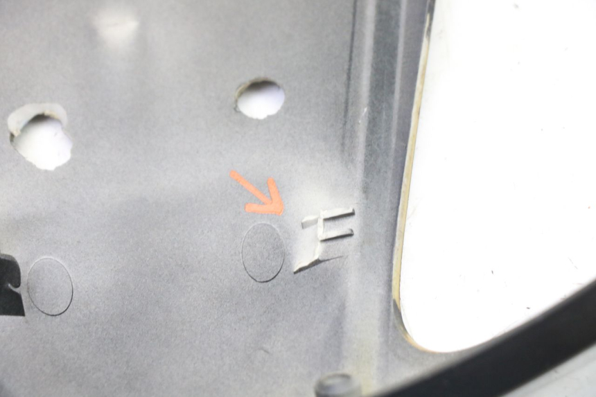 photo de GIUNZIONE PARAFANGO POSTERIORE YAMAHA XMAX X-MAX 125 (2006 - 2009) - Stato della superficie e materiale