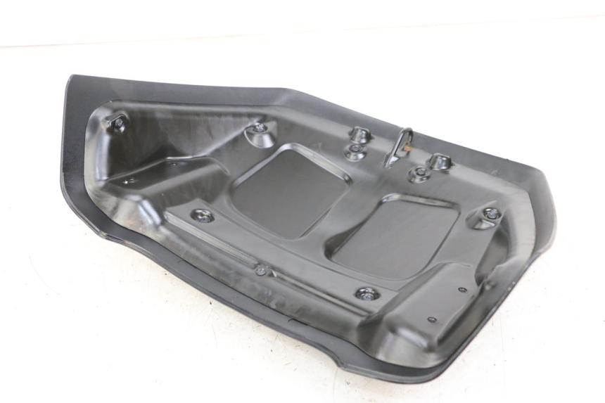 photo de GIUNZIONE PARAFANGO POSTERIORE PIAGGIO X8 125 (2004 - 2007) - Zoom sullo stato d'uso