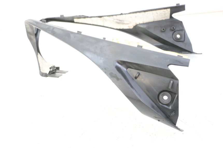 photo de CARENA POSTERIORE CONGIUNZIONE YAMAHA FZ6 FAZER S2 600 (2007 - 2011) - Primo piano tecnico