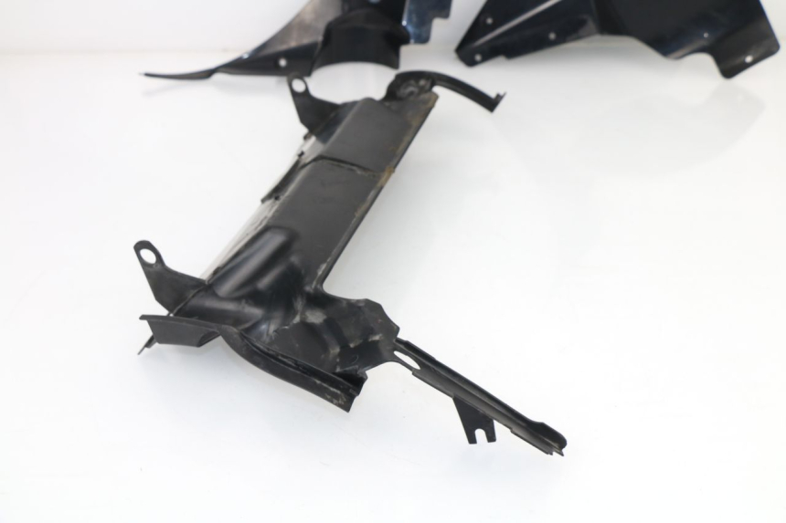 photo de GIUNZIONE CARENA ANTERIORE YAMAHA FJR ABS 1300 (2006 - 2012) - Stato della superficie e materiale